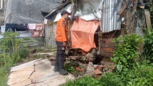 Hujan Deras Robohkan Atap Dapur Warga Cibeureum Kota Sukabumi