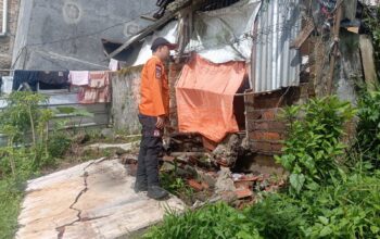 FT: BAMBANG/RADARSUKABUMI PENINJAUAN: Personel BPBD Kota Sukabumi saat melakukan peni jauan atap dapur rumah roboh di Jalan RA Kosasih Ngaweng RT4/RW9, Kelurahan Cibeureum Hilir, Kecamatan Cibeureum, Selasa (13/1).
