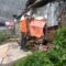 FT: BAMBANG/RADARSUKABUMI PENINJAUAN: Personel BPBD Kota Sukabumi saat melakukan peni jauan atap dapur rumah roboh di Jalan RA Kosasih Ngaweng RT4/RW9, Kelurahan Cibeureum Hilir, Kecamatan Cibeureum, Selasa (13/1).