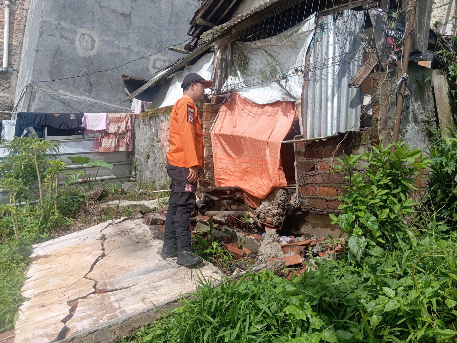 FT: BAMBANG/RADARSUKABUMI PENINJAUAN: Personel BPBD Kota Sukabumi saat melakukan peni jauan atap dapur rumah roboh di Jalan RA Kosasih Ngaweng RT4/RW9, Kelurahan Cibeureum Hilir, Kecamatan Cibeureum, Selasa (13/1).