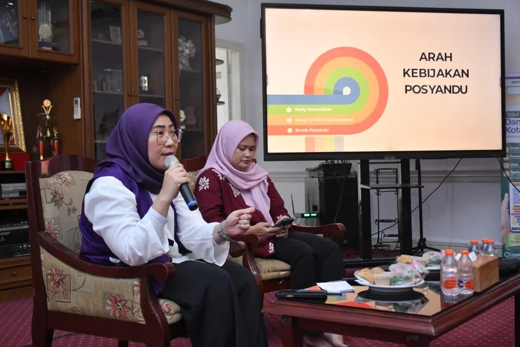 SAMBUTAN: Ketua TP PKK Kota Sukabumi sekaligus Bunda Posyandu, Ranty Rachmatilah, menerima audiensi Ikatan Kader Posyandu (IKP) se-Kota Sukabumi di Rumah Dinas Wali Kota Sukabumi, belum lama ini.