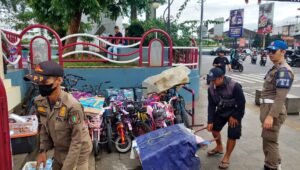 Potret Pemkot Sukabumi Tertibkan Pedagang dan Penyewaan Sepeda di Lapang Merdeka