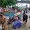 FT: BAMBANG/RADARSUKABUMI PENERTIBAN: Sejumlah personel Satpol PP Kota Sukabumi saat melakukan penertiban pedagang dan penyewaan sepeda di area Lapang Merdeka, Selasa (13/1).