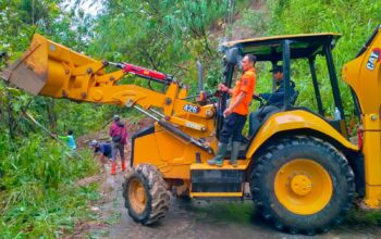 Petugas BPBD Kabupaten Sukabumi bersama petugas gabungan saat mengevakuasi tanah longsor di Kampung Pojok, RT 23/RW 05, Desa Cibuntu, Kecamatan Simpenan.