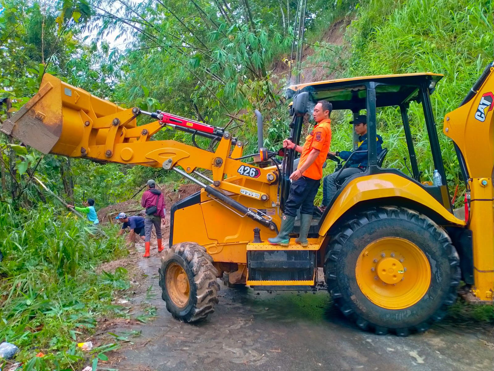 Petugas BPBD Kabupaten Sukabumi bersama petugas gabungan saat mengevakuasi tanah longsor di Kampung Pojok, RT 23/RW 05, Desa Cibuntu, Kecamatan Simpenan.