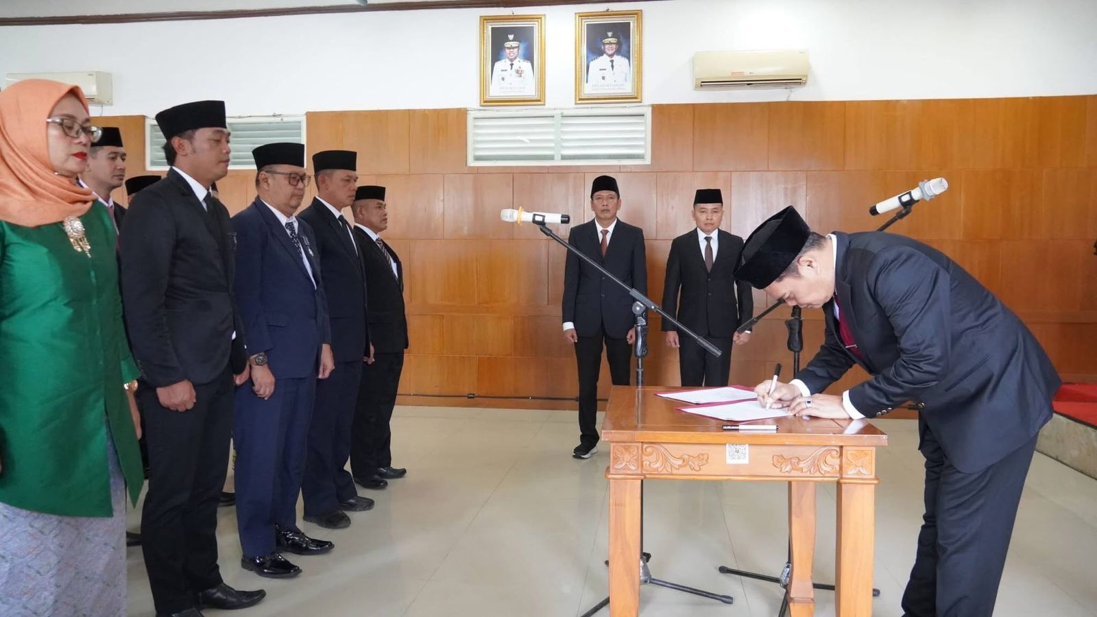 DILANTIK : Puluhan camat di Kabupaten Sukabumi saat dilantik sevagai PPATS di Gedung Negara Pendopo Sukabumi pada Rabu (14/1/2026).