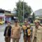 FOTO ; NANDI/ RADARSUKABUMI Kadis PU Kabupaten Sukabumi Uus Firdaus bersama sekda Ade Suryaman bersama Asda meninjau jalan Ahmad Yani Palabuhanratu.