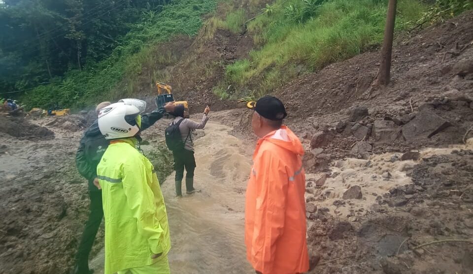 Suasana longsor susulan di Kampung Cimapag, Desa Loji, Kamis (15/1/2026).