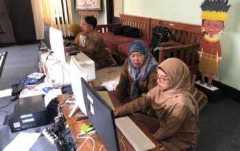 Kabid Perlindungan Hak Anak DP3A Kabupaten Sukabumi, Elis Sajaah saat koordinasi perihal perlindungan anak.
