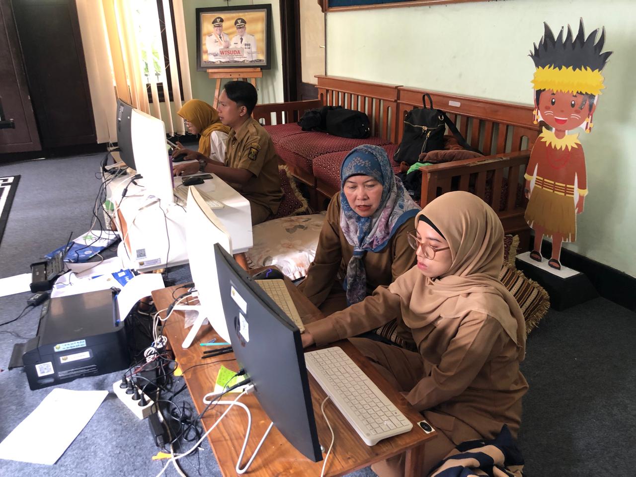 Kabid Perlindungan Hak Anak DP3A Kabupaten Sukabumi, Elis Sajaah saat koordinasi perihal perlindungan anak.