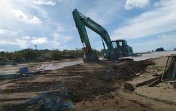 NORMALISASI : UPTD PSDA Wilayah Sungai Cisadea–Cibareno, saat melakukan normalisasi di Sungai Ciletuh, Desa Ciwaru, Kecamatan Ciemas, Kabupaten Sukabumi.