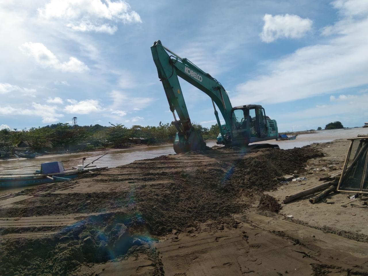 NORMALISASI : UPTD PSDA Wilayah Sungai Cisadea–Cibareno, saat melakukan normalisasi di Sungai Ciletuh, Desa Ciwaru, Kecamatan Ciemas, Kabupaten Sukabumi.