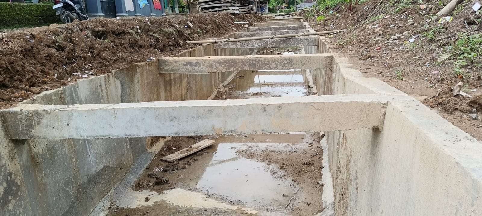 DIPROTES : Kondisi bangunan aliran air di Daerah Irigasi (DI) Cibeber, tepatnya di Kampung Sumur Duri, RT 01/RW 01, Desa Mekartanjung, Kecamatan Curugkembar, Kabupaten Sukabumi, yang diprotes warga.