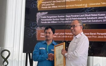 Salah satu ASN Dinsos Kabupaten Sukabumi, saat menerima piagam penghargaan Peringkat II pada ajang Lomba Karya Tulis Ilmiah/Call for Paper WJRS 2025.