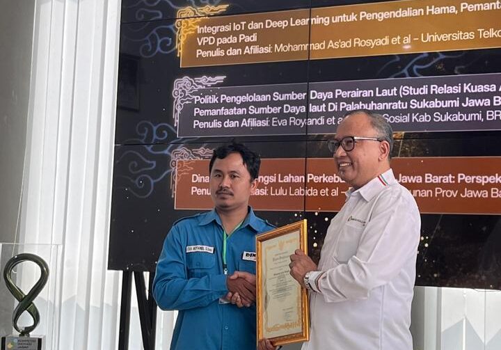 Salah satu ASN Dinsos Kabupaten Sukabumi, saat menerima piagam penghargaan Peringkat II pada ajang Lomba Karya Tulis Ilmiah/Call for Paper WJRS 2025.
