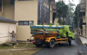 BEROPERASI: Sejumlah petugas UPT IPLT DPUTR Kota Sukabumi, saat melakukan penyedotan limbah tinja di wilayah kerjanya, belum lama ini.