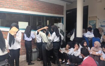 FT: BAMBANG/RADARSUKABUMI PENCARI KERJA: Sejumlah pencari saat menyambangi Kantor Disnaker Kota Sukabumi, belum lama ini.