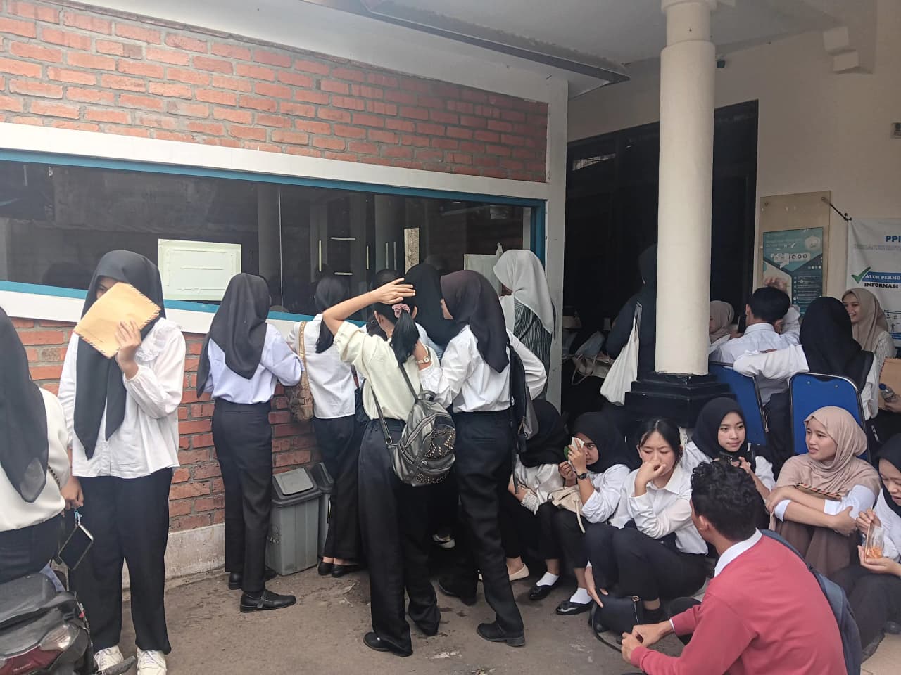 FT: BAMBANG/RADARSUKABUMI PENCARI KERJA: Sejumlah pencari saat menyambangi Kantor Disnaker Kota Sukabumi, belum lama ini.