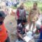 SALURKAN BANTUAN: Sejumlah personel BPBD Kota Sukabumi saat menyalurkan sejumlah bantuan kepada warga terdampak bencana alam, Senin (19/1).