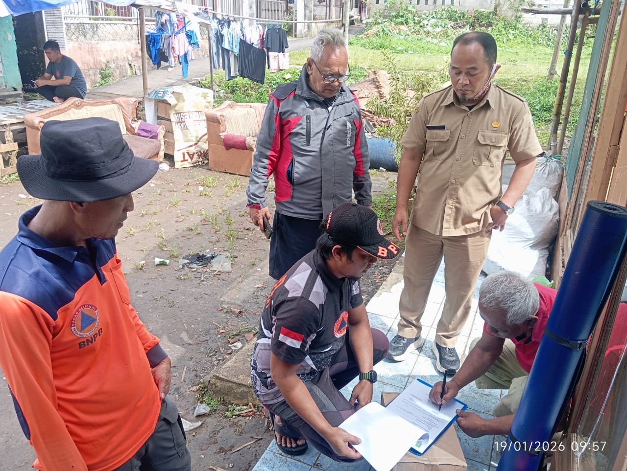 SALURKAN BANTUAN: Sejumlah personel BPBD Kota Sukabumi saat menyalurkan sejumlah bantuan kepada warga terdampak bencana alam, Senin (19/1).