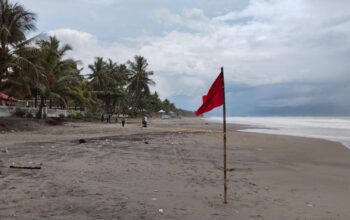 FOTO ; NANDI/ RADARSUKABUMI Tim sar gabungan saat melakukan upaya pencarian korban hilang tenggelam di pantai Sunset, Desa Karangpapak, Kecamatan Cisolok, Kabupaten Sukabumi.