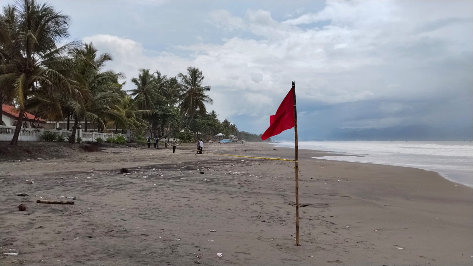 FOTO ; NANDI/ RADARSUKABUMI Tim sar gabungan saat melakukan upaya pencarian korban hilang tenggelam di pantai Sunset, Desa Karangpapak, Kecamatan Cisolok, Kabupaten Sukabumi.