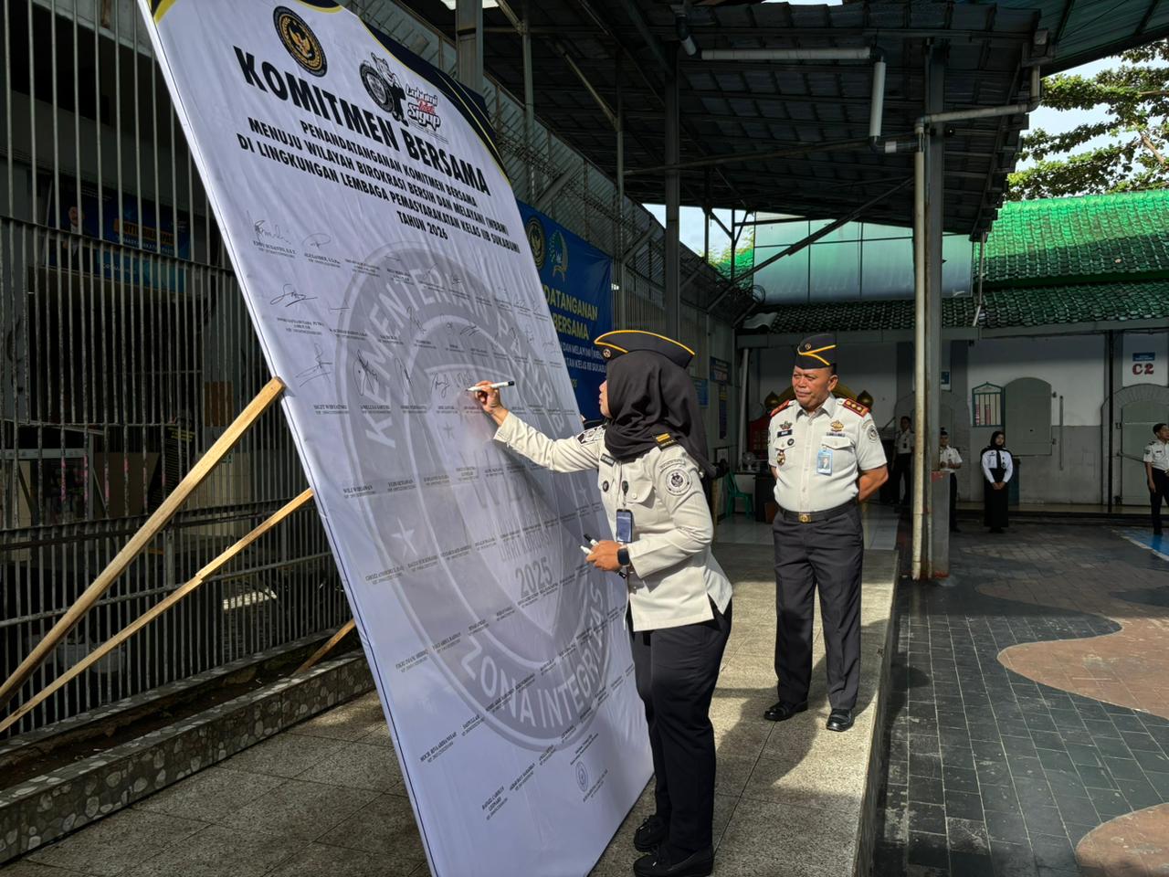 APEL: Lapas Kelas IIB Sukabumi saat menggelar apel penandatanganan komitmen bersama zona integritas tahun 2026 di Lapangan Serbaguna Lapas Kelas IIB Sukabumi, Selasa (20/1).