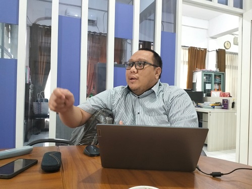 DIWAWANCARA: Kepala Bagian Hukum Setda Kota Sukabumi, Yudi Febriansyah saat diwawancara di ruang keejanya, belum lama ini.
