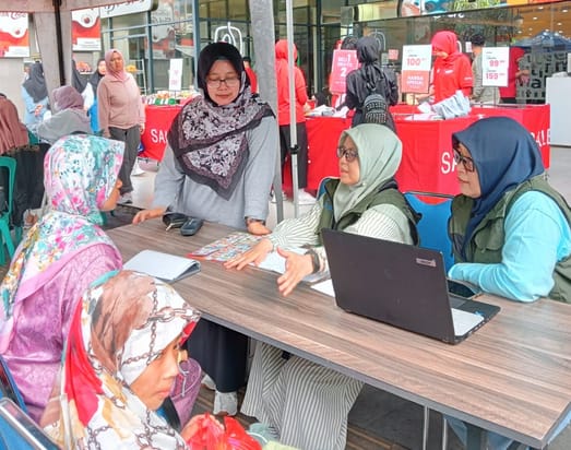 ELAYANAN: UPT SLRT Repeh Rapih yang berada di bawah naungan Dinsos Kota Sukabumi, saat melayani surat rekomendasi, belum lama ini.