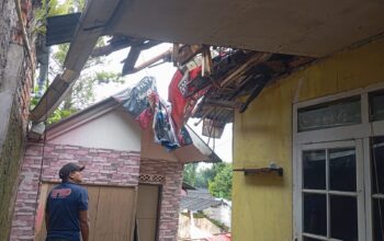 Personel BPBD Kota Sukabumi melakukan penanganan rumah ambruk di Kampung Ciseureuh, Karangtengah, Rabu (21/1). Tidak ada korban jiwa dalam peristiwa tersebut