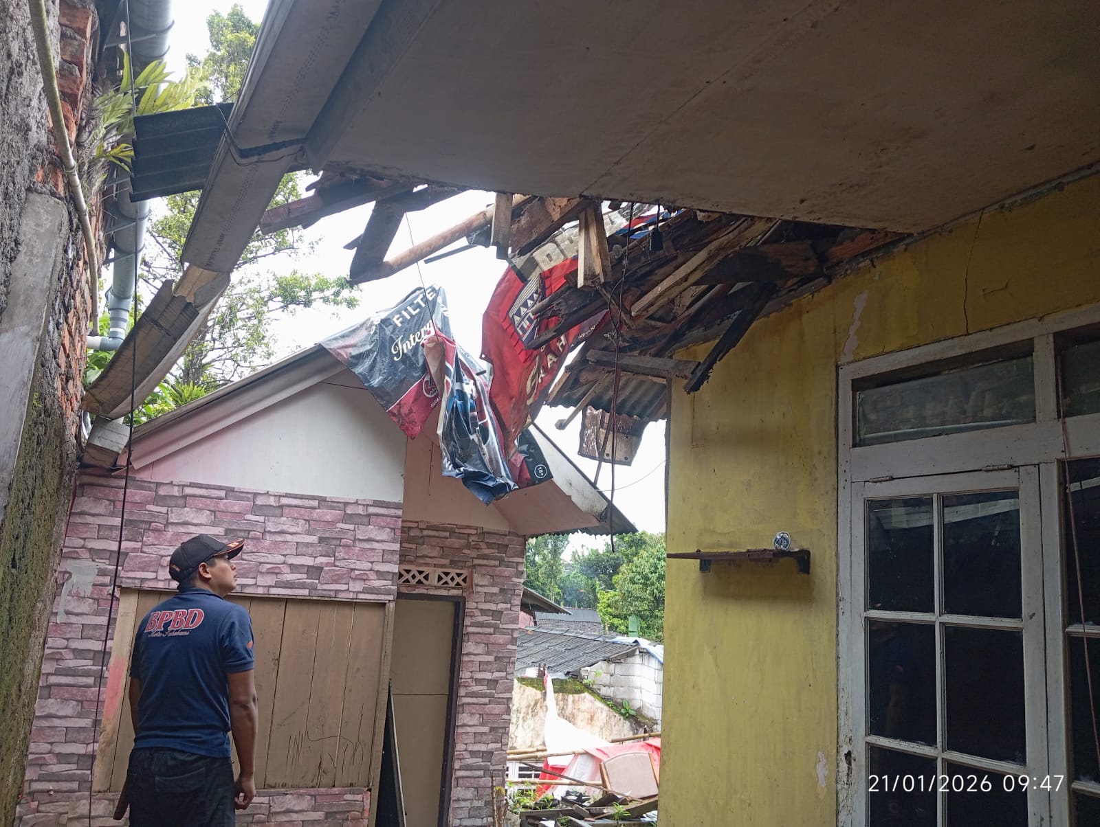 Personel BPBD Kota Sukabumi melakukan penanganan rumah ambruk di Kampung Ciseureuh, Karangtengah, Rabu (21/1). Tidak ada korban jiwa dalam peristiwa tersebut