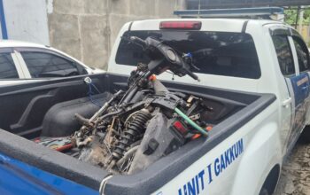 Personel Satlantas Polres Sukabumi melakukan olah TKP kecelakaan tunggal di jalur wisata Pantai Citepus, Rabu (21/1). Seorang pelajar mengalami luka-luka setelah motornya hilang kendali dan menabrak bangunan