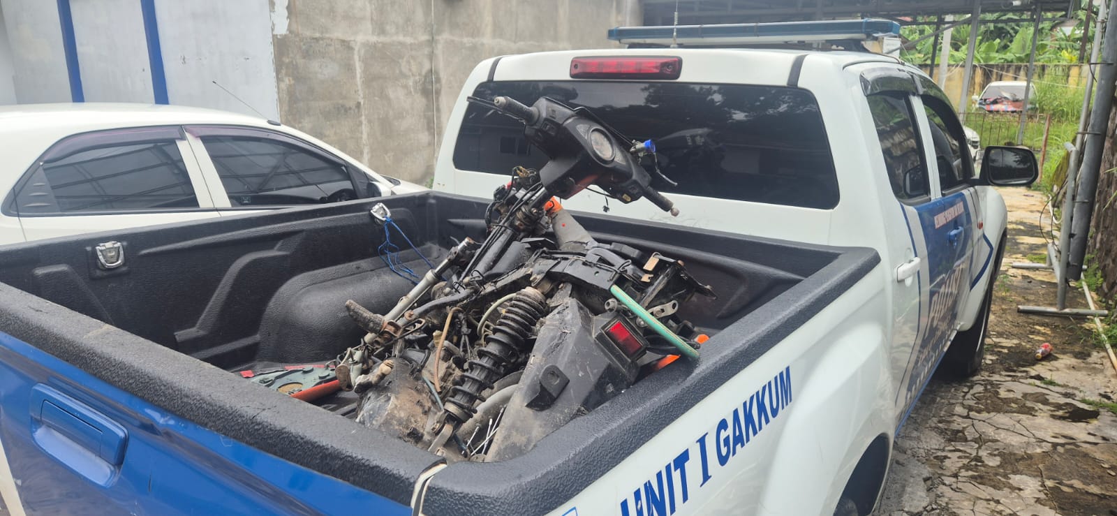 Personel Satlantas Polres Sukabumi melakukan olah TKP kecelakaan tunggal di jalur wisata Pantai Citepus, Rabu (21/1). Seorang pelajar mengalami luka-luka setelah motornya hilang kendali dan menabrak bangunan