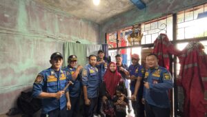 Viral, Damkar Palabuhanratu Selamatkan Bocah dari Borgol Misterius