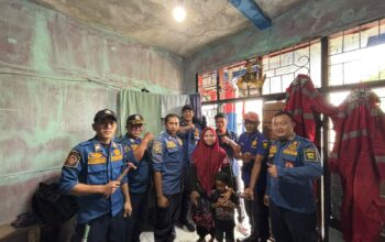 Personel Damkar Pos 1 Palabuhanratu berhasil melepas borgol dari kaki bocah berusia lima tahun, Selasa (20/1). Proses berlangsung dramatis namun aman tanpa menimbulkan luka