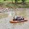 Pelajar Desa Tanjungsari menyeberangi Sungai Cimandiri menggunakan perahu karet, Kamis (22/1). Sejak jembatan gantung roboh diterjang banjir, akses menuju sekolah berubah menjadi pertaruhan nyawa.