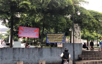 Sejumlah spanduk penolakan aksi demo terbentang di depan Alun-alun Kota Sukabumi, Kamis (22/1). Spanduk yang mengatasnamakan sopir angkot dan warga ini menuai polemik karena dibantah oleh para pengemudi angkot.