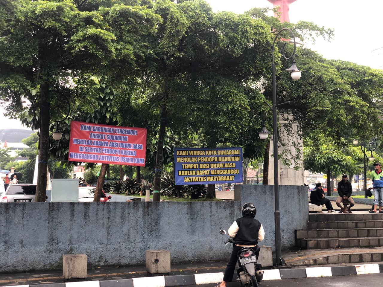 Sejumlah spanduk penolakan aksi demo terbentang di depan Alun-alun Kota Sukabumi, Kamis (22/1). Spanduk yang mengatasnamakan sopir angkot dan warga ini menuai polemik karena dibantah oleh para pengemudi angkot.