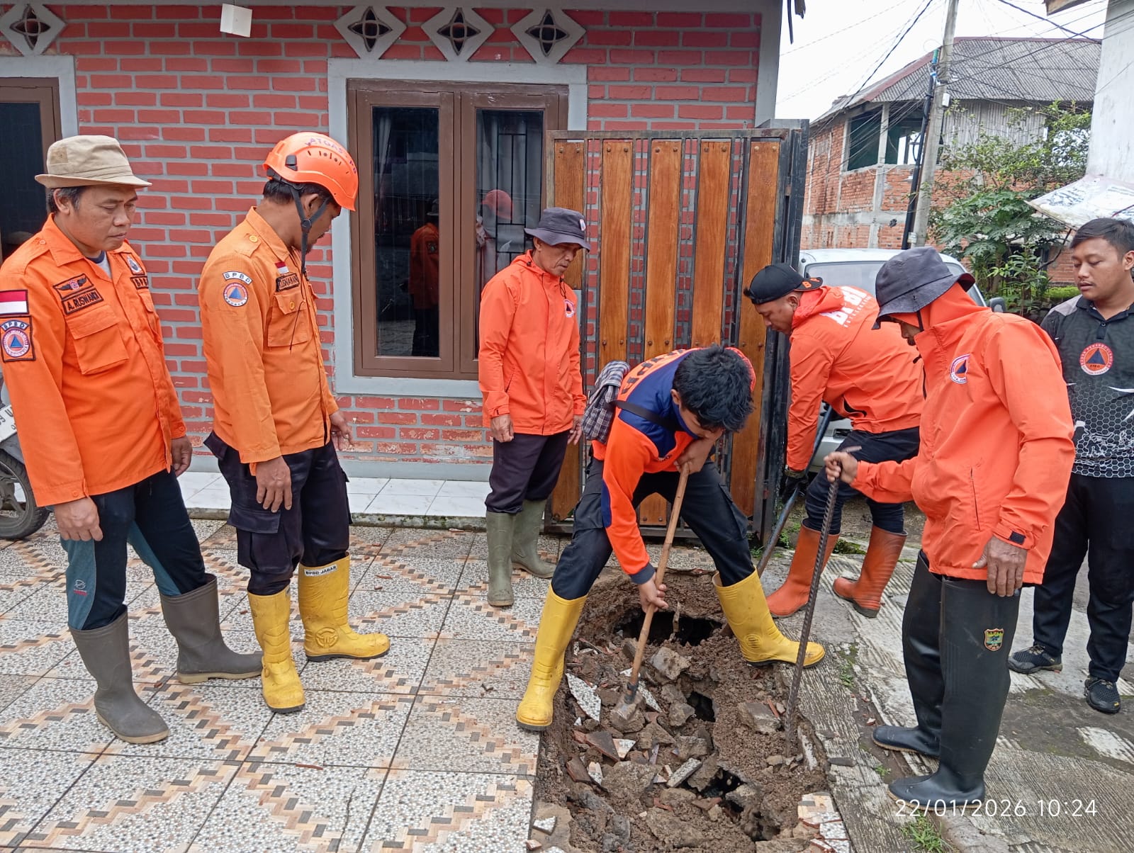 TPT drainase di Jalan Soka, Gunungpuyuh, Kota Sukabumi jebol dan menyebabkan halaman rumah warga amblas. BPBD Kota Sukabumi bergerak cepat melakukan penanganan darurat dengan bantuan material semen dan karung. Meski tidak ada korban jiwa, perbaikan permanen segera dilakukan untuk mencegah risiko bencana susulan.