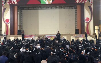 Ribuan GTK PPPK Paruh Waktu di Sukabumi menyampaikan aspirasi kepada Bupati, menuntut kesejahteraan dan kepastian status. Namun, dialog berakhir dengan rasa kecewa karena belum ada jawaban konkret. Honor Rp250 ribu per bulan dinilai tidak manusiawi. Pemerintah daerah berjanji terus memperjuangkan peningkatan penghasilan dan status penuh waktu.