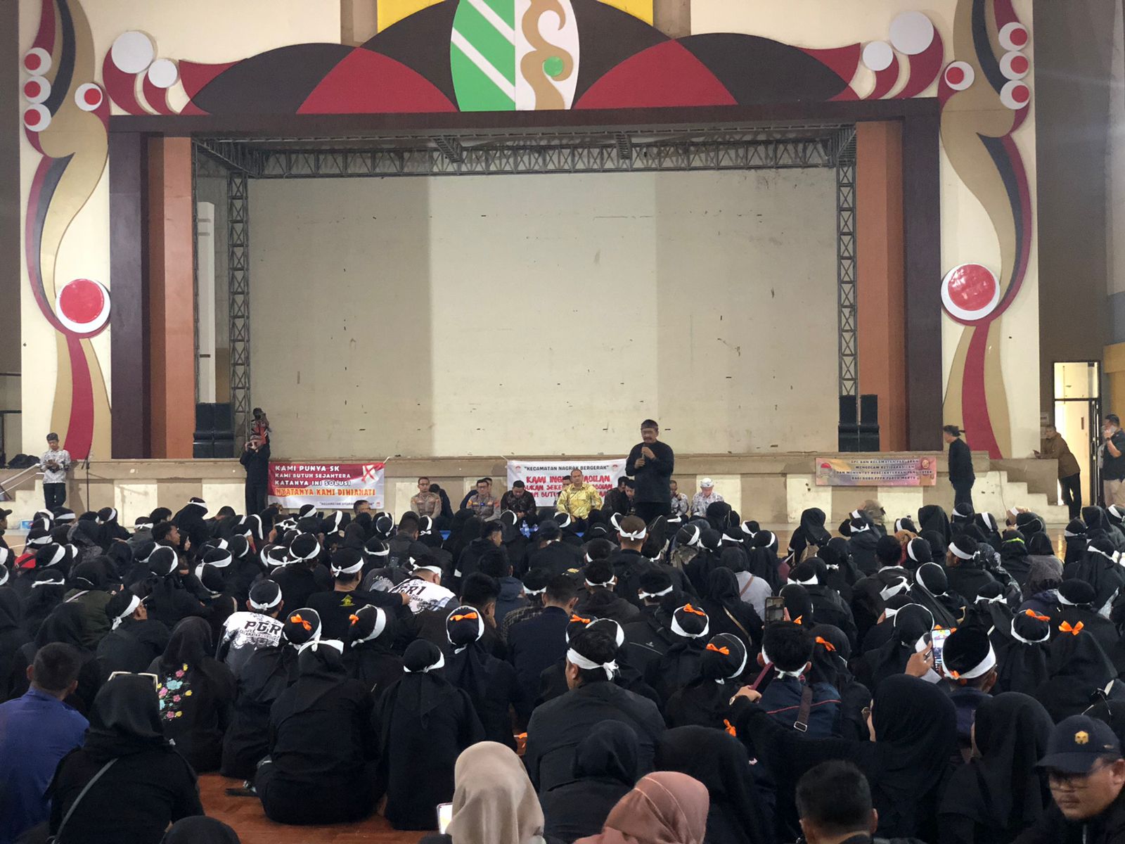 Ribuan GTK PPPK Paruh Waktu di Sukabumi menyampaikan aspirasi kepada Bupati, menuntut kesejahteraan dan kepastian status. Namun, dialog berakhir dengan rasa kecewa karena belum ada jawaban konkret. Honor Rp250 ribu per bulan dinilai tidak manusiawi. Pemerintah daerah berjanji terus memperjuangkan peningkatan penghasilan dan status penuh waktu.