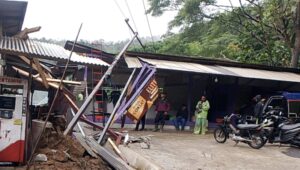 Hujan Deras Picu Pohon Tumbang di Simpenan, Tiang Listrik Ambruk Timpa Ruko Warga