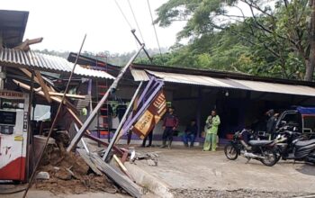 Hujan deras yang mengguyur wilayah Kecamatan Simpenan, Kabupaten Sukabumi, Kamis (22/1/2026), memicu peristiwa pohon tumbang yang berdampak serius terhadap fasilitas umum dan bangunan warga.
