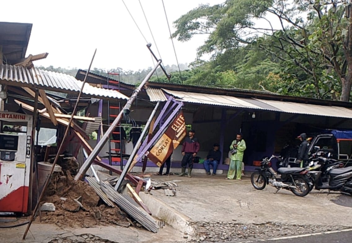 Hujan deras yang mengguyur wilayah Kecamatan Simpenan, Kabupaten Sukabumi, Kamis (22/1/2026), memicu peristiwa pohon tumbang yang berdampak serius terhadap fasilitas umum dan bangunan warga.