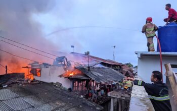 Petugas Damkar Kota Sukabumi berupaya memadamkan kobaran api di salah satu lokasi kebakaran, belum lama ini