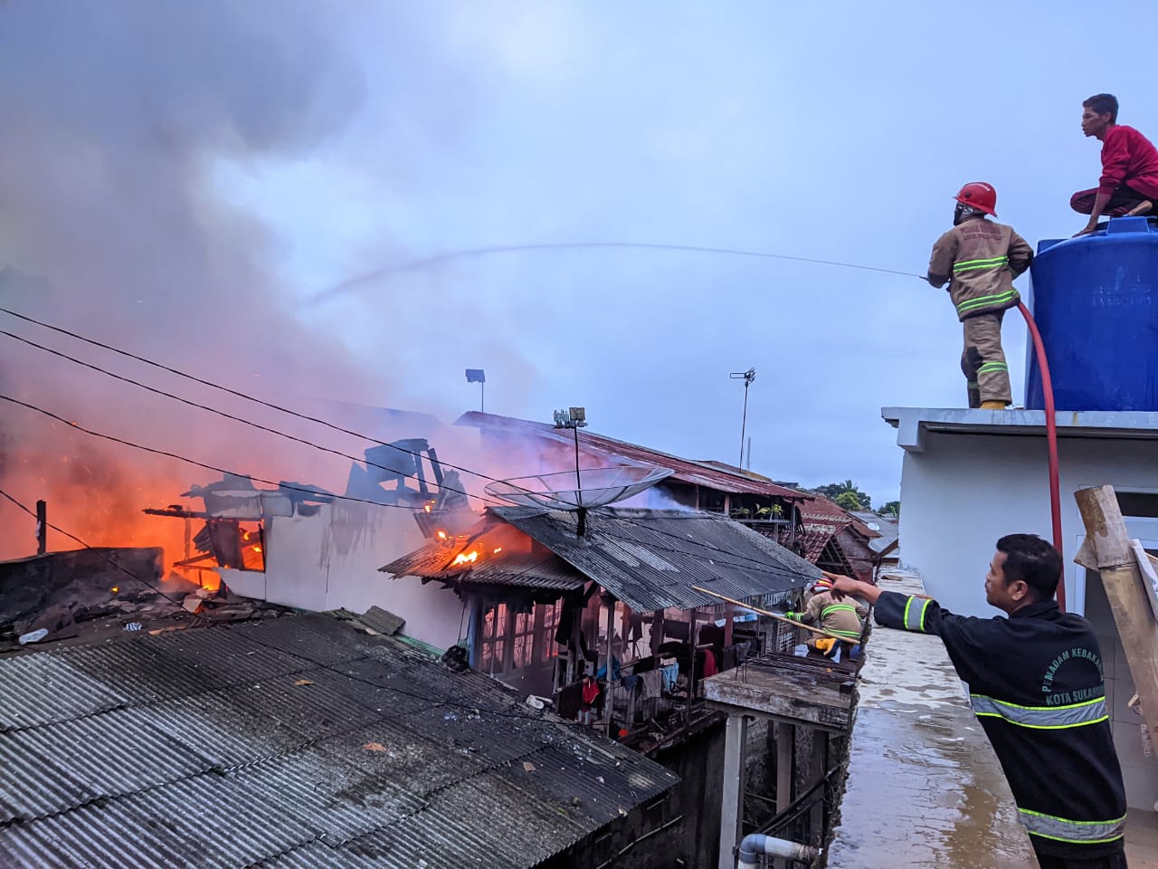 Petugas Damkar Kota Sukabumi berupaya memadamkan kobaran api di salah satu lokasi kebakaran, belum lama ini