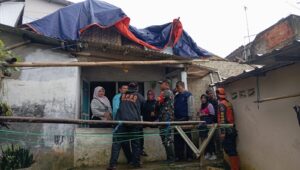 Atap Rumah Warga Karangtengah Ambruk Dihantam Hujan Deras