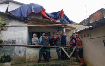 BPBD Kota Sukabumi tangani insiden atap rumah ambruk akibat pelapukan material dan hujan deras. Sinergi aparat dan warga memastikan penanganan berjalan kondusif