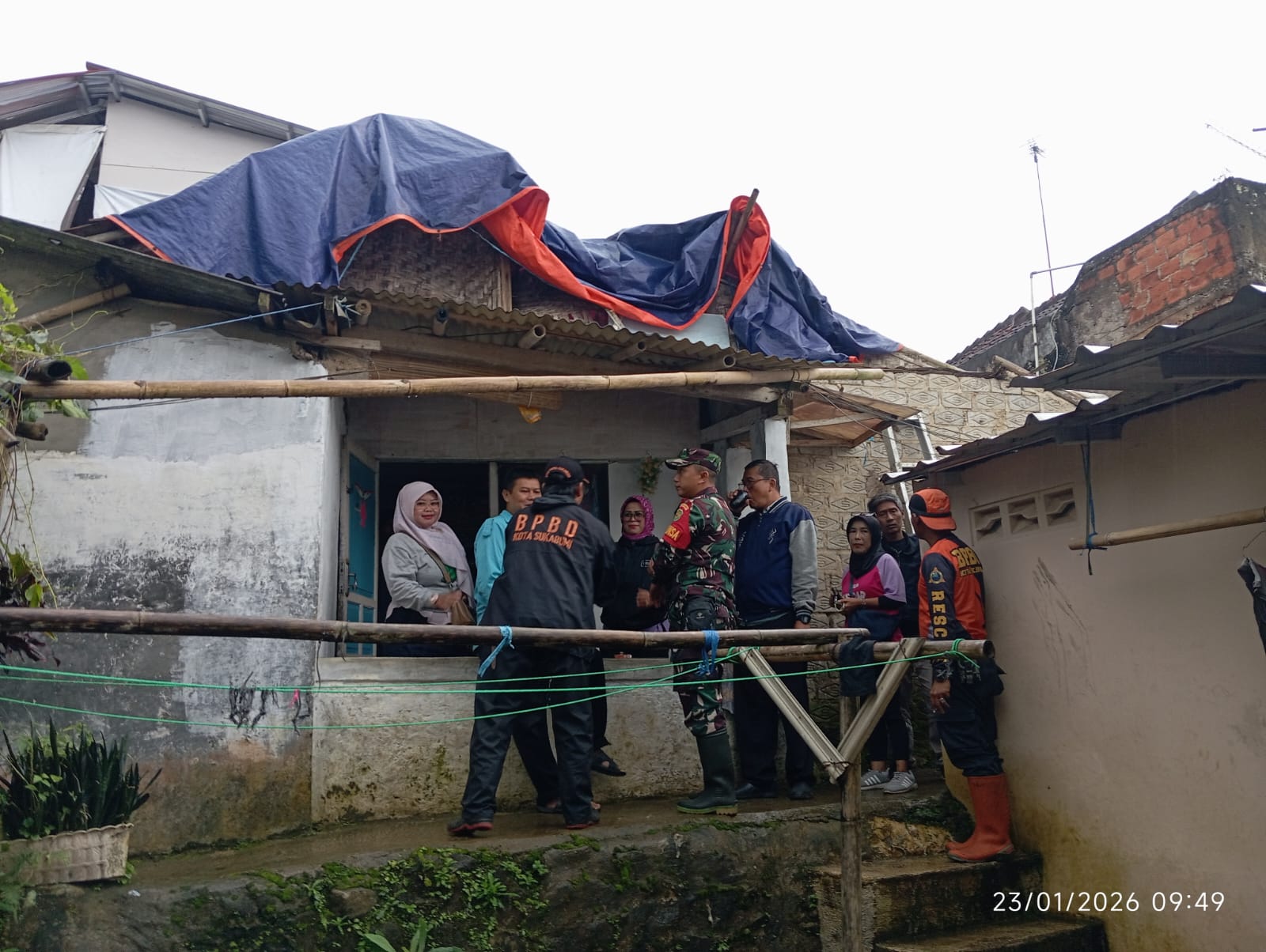 BPBD Kota Sukabumi tangani insiden atap rumah ambruk akibat pelapukan material dan hujan deras. Sinergi aparat dan warga memastikan penanganan berjalan kondusif