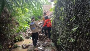Longsor Terjang Perumahan di Cisaat, 9 Jiwa Mengungsi
